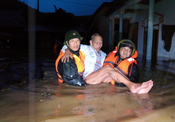 Cán bộ Đồn Biên phòng Hương Nguyên (BĐBP tỉnh Thừa Thiên-Huế) đưa ông Quỳnh Nôm ở thôn Ka Lô (xã A Roàng, huyện A Lưới) đến nơi an toàn.